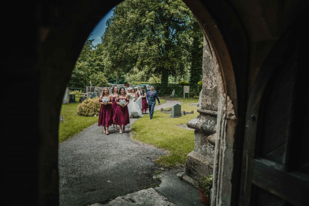 arriving_to_church_wedding_photography